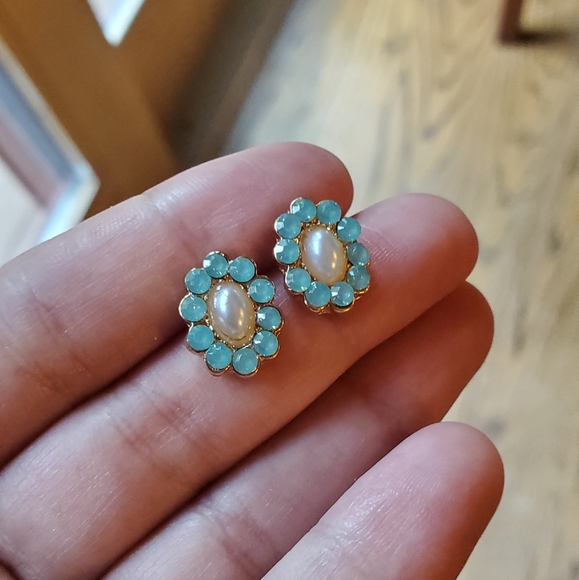NWOT Pearl Flower Aqua Earrings - Picture 2 of 10
